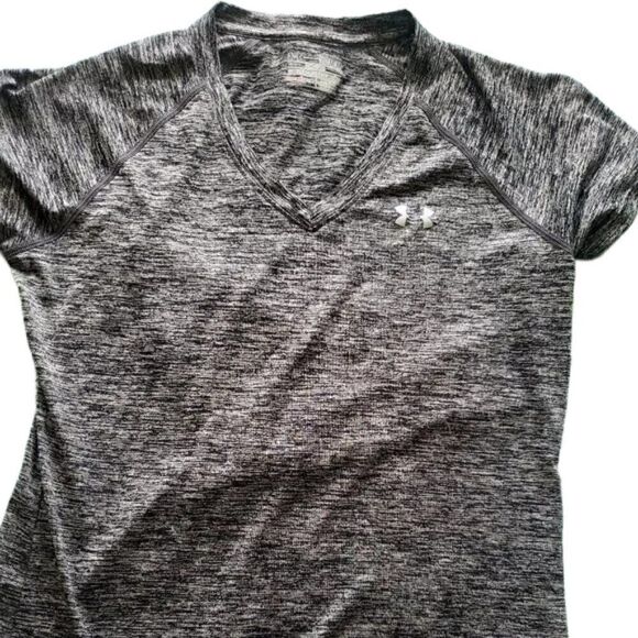 Conquer Your Fitness Goals in Style with the Under Armour Unisex Shirt! - Picture 1 of 3
